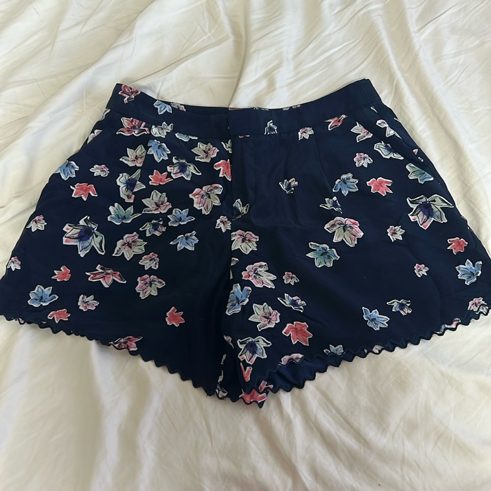 Club Monaco shorts size 00 in navy floral